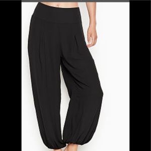 Victoria’s Secret Front-Pleat Breezy Pant Blk